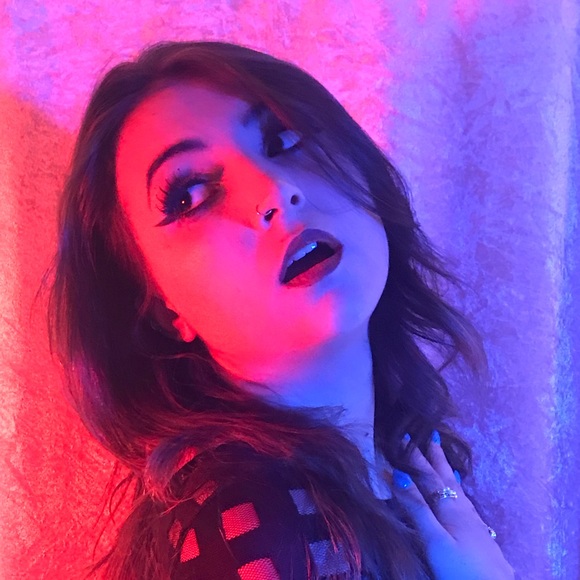 Meet your Poshers, Kim & Erika , and Rex - Picture 6 of 6